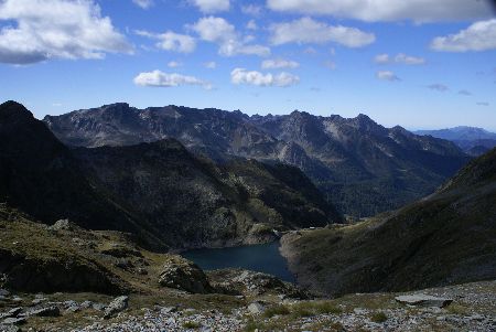 Vista dal p.so Cigola: sullo sfondo il M. Cabianca e il P.zo del Becco, in basso il lago del Diavolo
