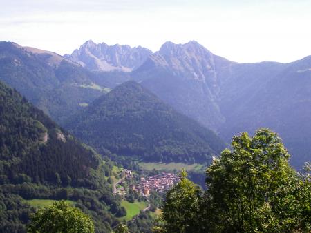 La Val di Scalve da Magnone: Azzone, dominato dal Pizzo Camino