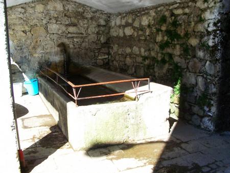 Un suggestivo angolo di Teveno: l'antico lavatoio in pietra tuttora in funzione