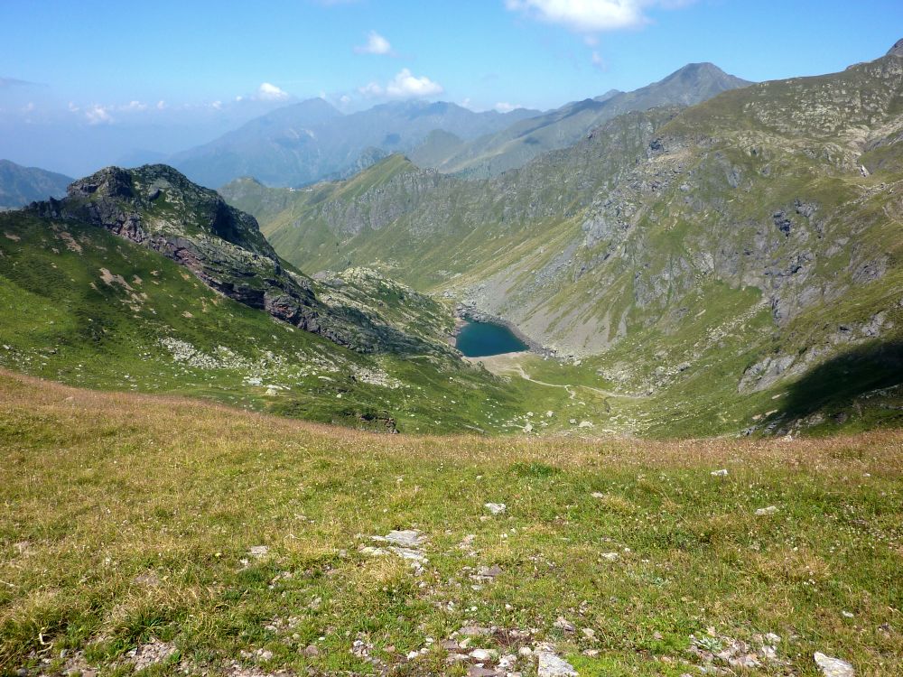 Dai pressi della Bocchetta Alta: vista sulla Conca di Biandino e sul lago di Sasso (20/08/2012)