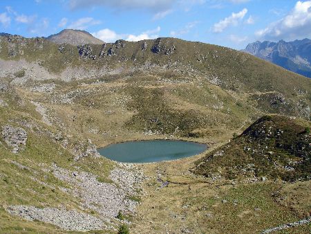Lago delle Trote dal sent. 204 e 203, che dal Lago Moro attraverso il p.so di Valcervia riporta...