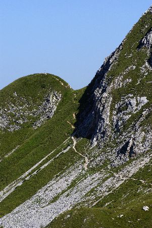 Il sentiero, provenendo dal Rifugio Capanna 2000, sale alla bocchetta di Corna Piana