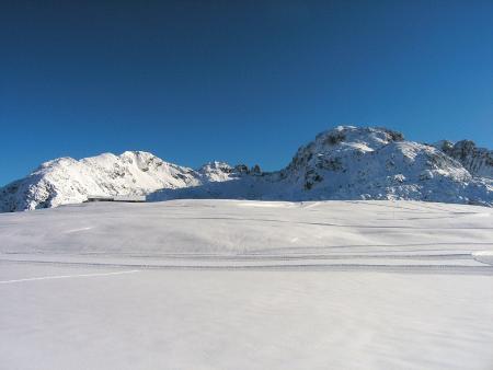 Prima neve sulla pista di fondo ai Piani di Bobbio. Sullo sfondo, il Vallone dei Megoff tra la...