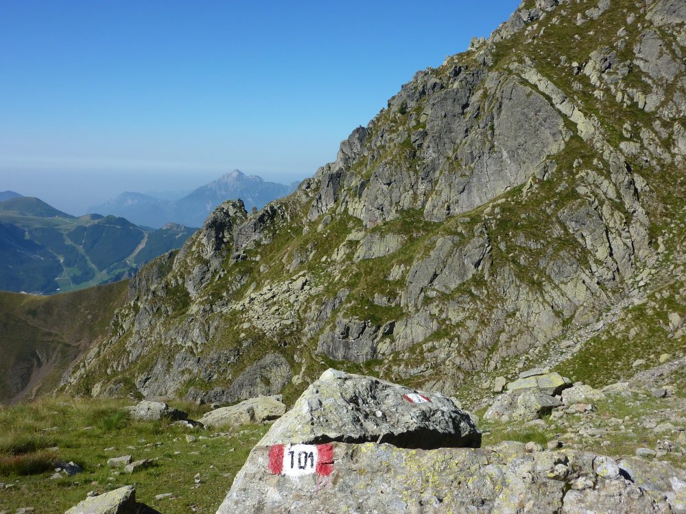 Scendendo dalla Cima di Giarolo in val d'Inferno. A sx si vede la sella di Cima Fontane (20/08/2012)