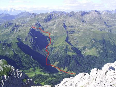 Il tracciato del sentiero dal Rifugio Alpe Corte sino al Passo dei Laghi Gemelli, visto dalla vetta
