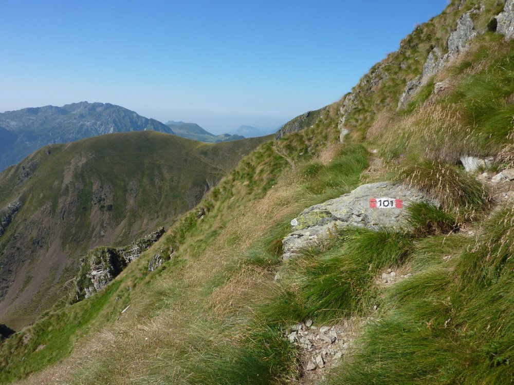 Scendendo in val d'Inferno dalla Cima di Giarolo. In centro-sx la sella di Cima Fontane (20/08/2012)