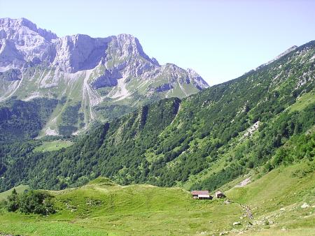 Il sentiero attraversa l'alpeggio alla Baita Corte di Mezzo (1669 m)