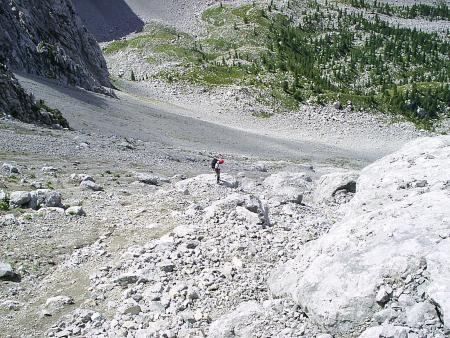 Il ghiaione che porta al Pizzo Camino, poco dopo il Passo della Corna Busa