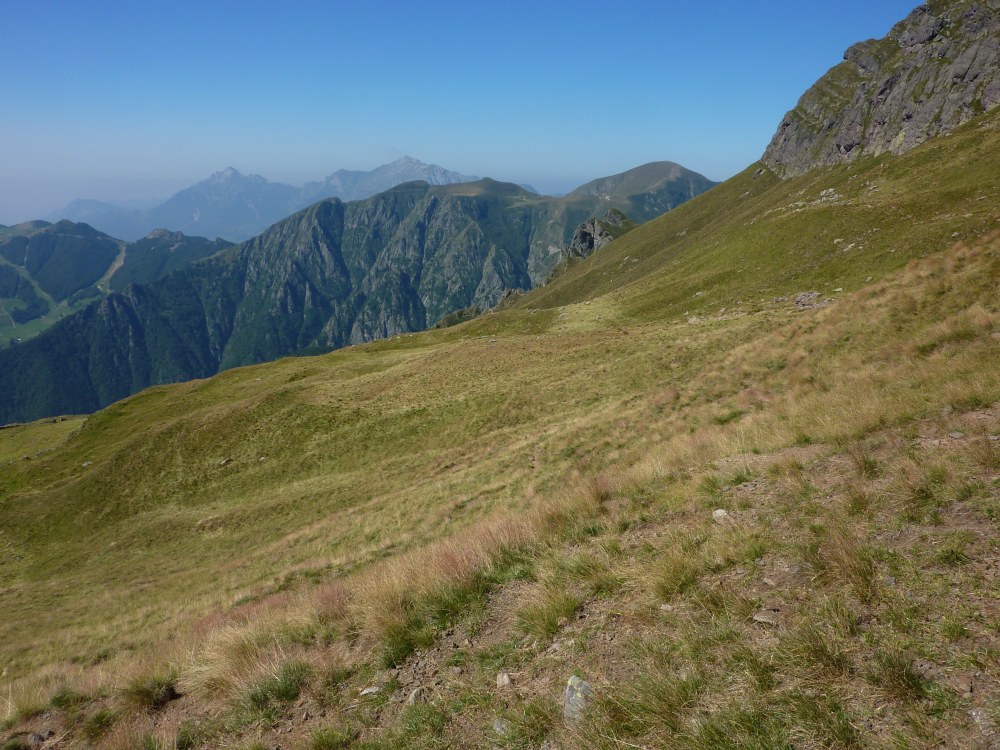 Il sentiero dei Solivi traversa per il rif. Grassi, poco sopra la sella di Cima Fontane (20/08/2012)