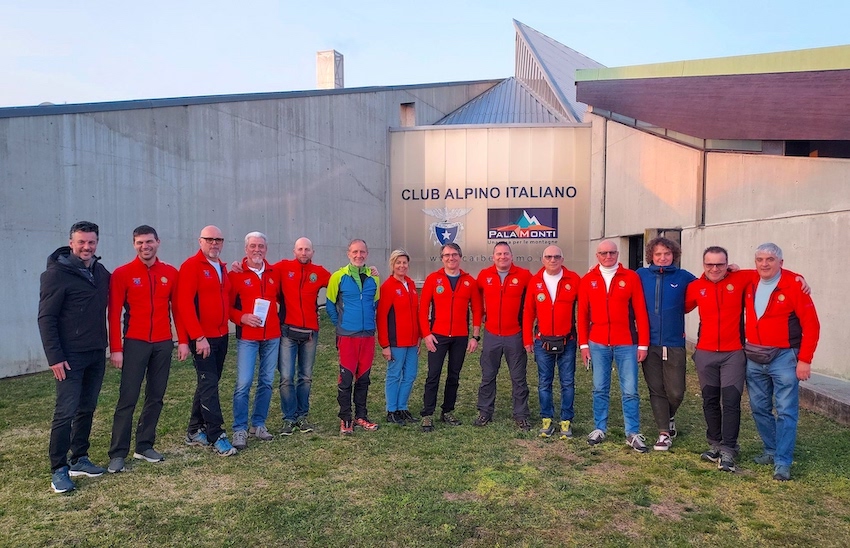 Gli Accompagnatori di Alpinismo Giovanile insieme al Presidente Paolo Valoti