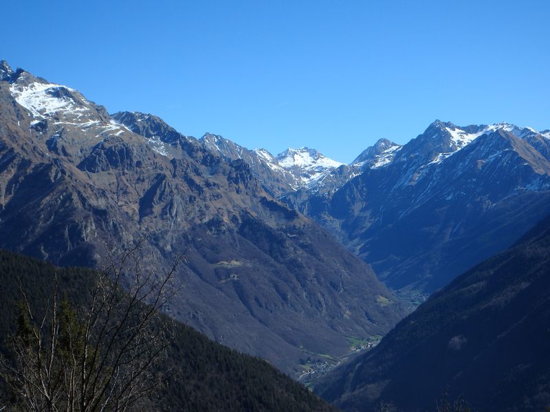 Panorama sull'alta valle seriana dal sentiero n. 261, poco prima di arrivare al bivio con il n. 233.