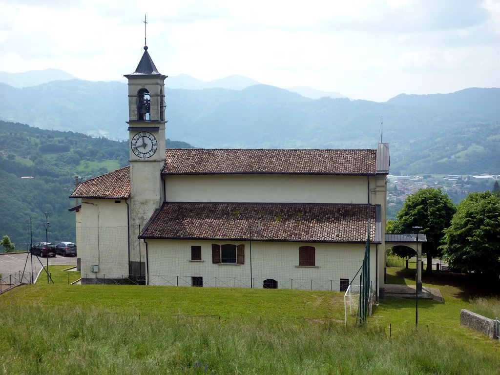 La chiesa di Bondo, dedicata a S. Bernardino
