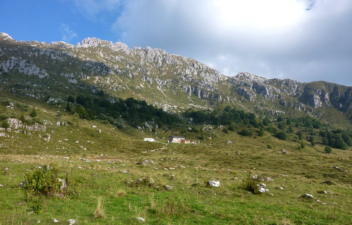 Il rifugio M. Alben dominato dall'omonimo monte.