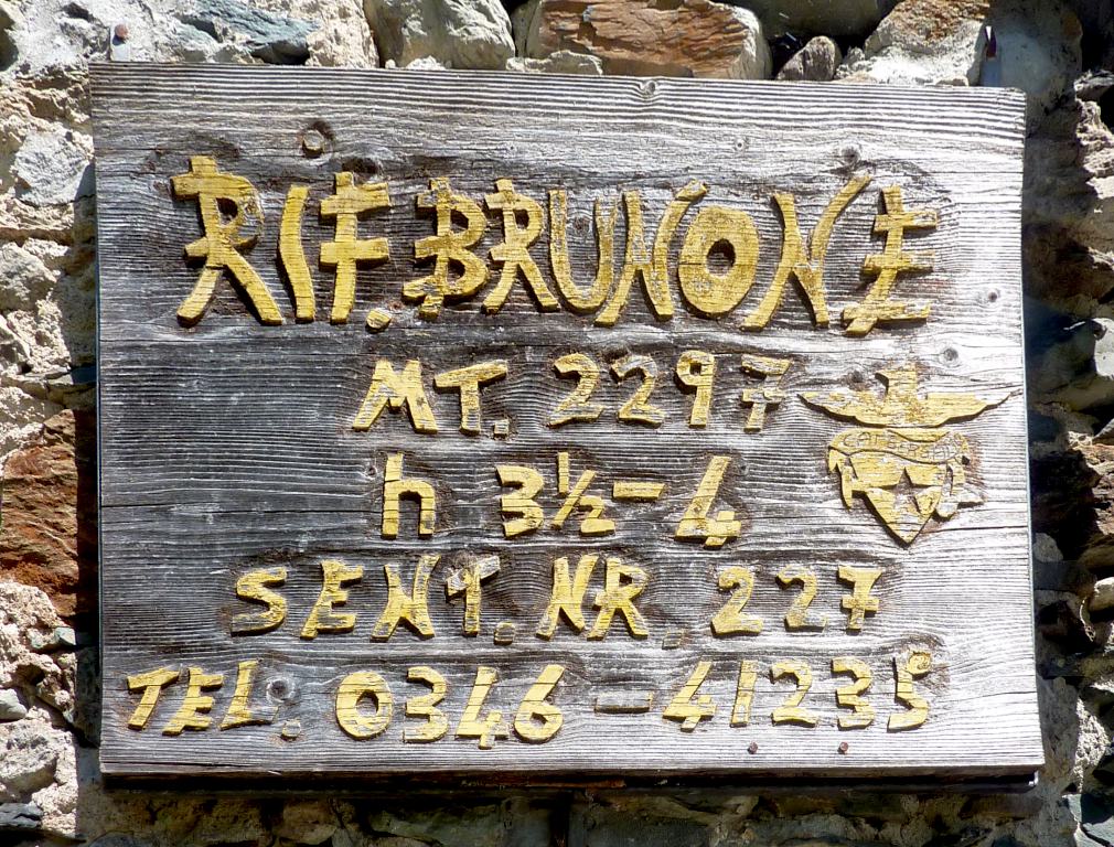 Il vecchio cartello posto a inizio sentiero avvisa gli escursionisti che... sarà lunga!