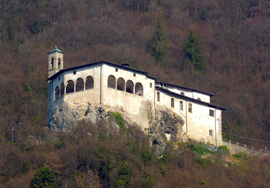 Il bellissimo santuario di S. Patrizio (qui fotografato dal fondovalle seriano)