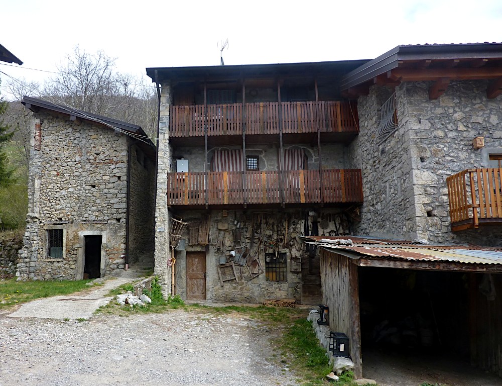 Castignola di Là: l'edificio in centro foto era un'antica taverna nel 1507