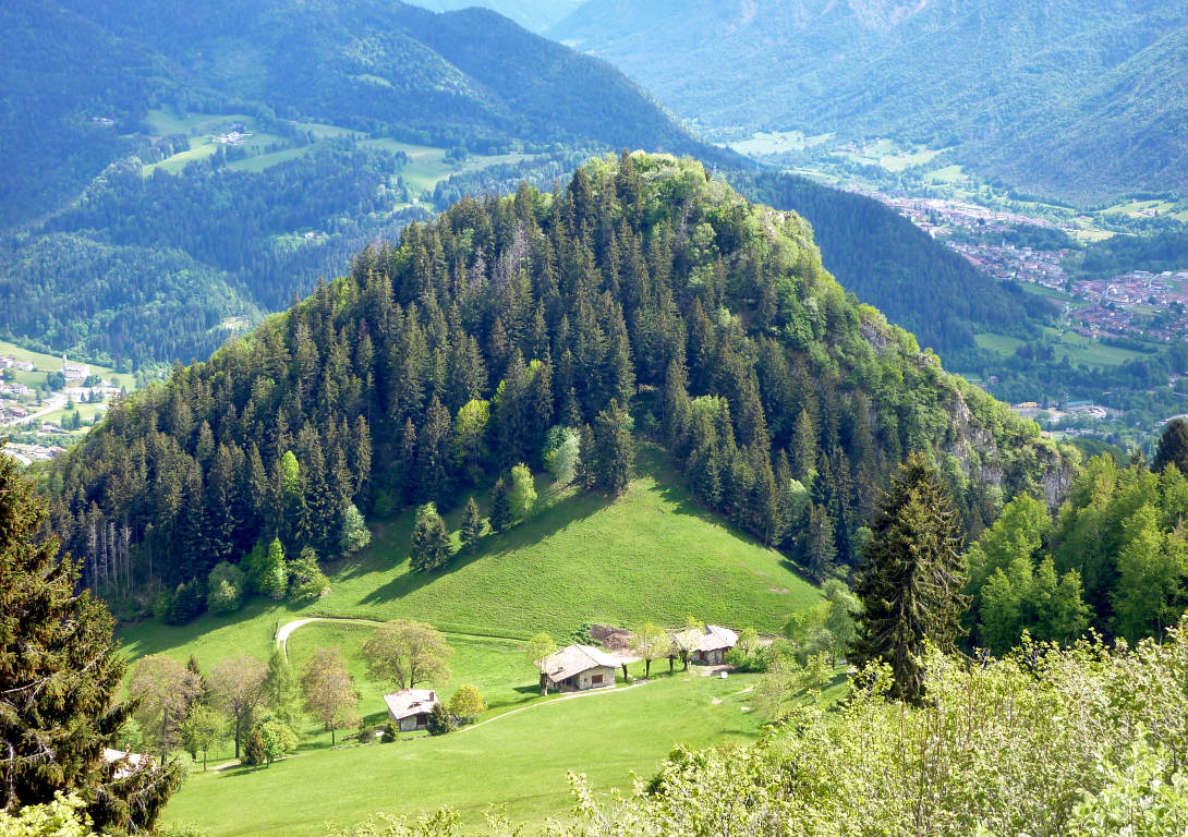 La località Parè e il M. Castello.