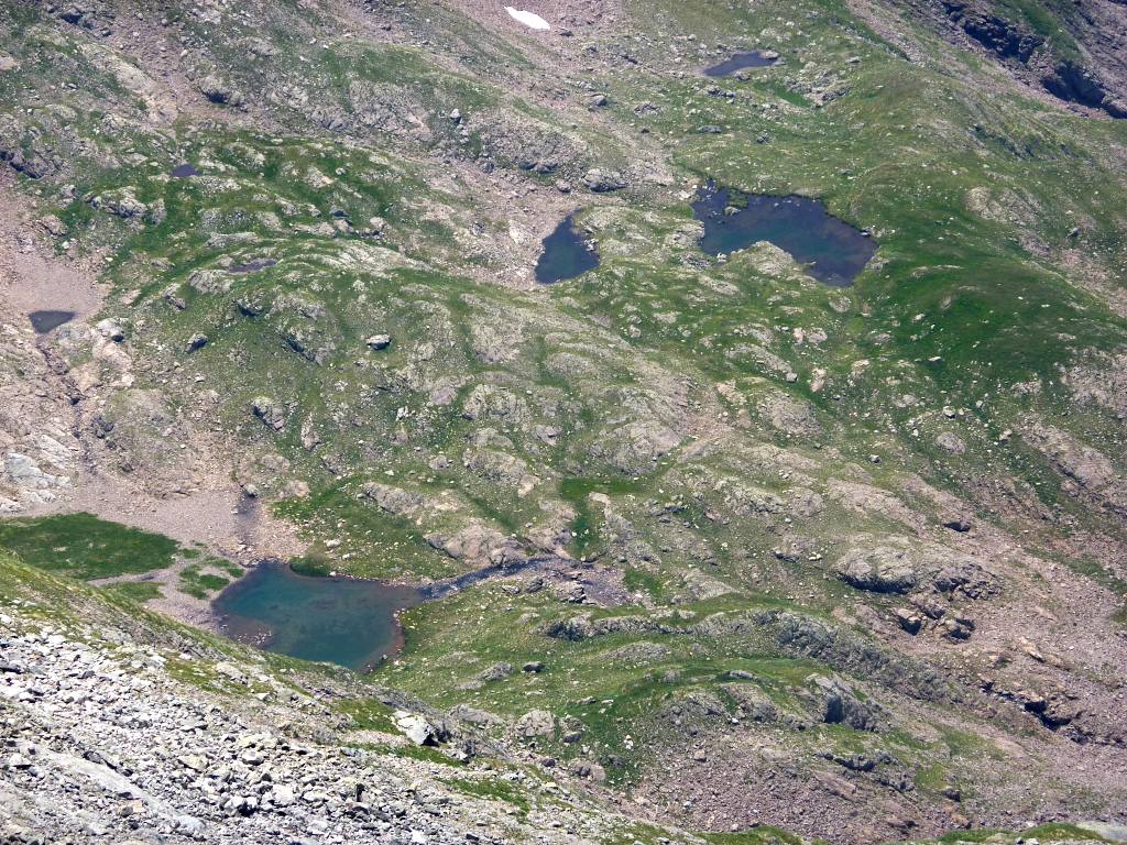 I laghetti di Pila, qui zoomati dalla vetta del M. Torena