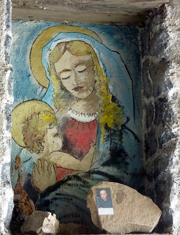 Una dolce Madonna bionda sorride dalla malga bassa del Negrino