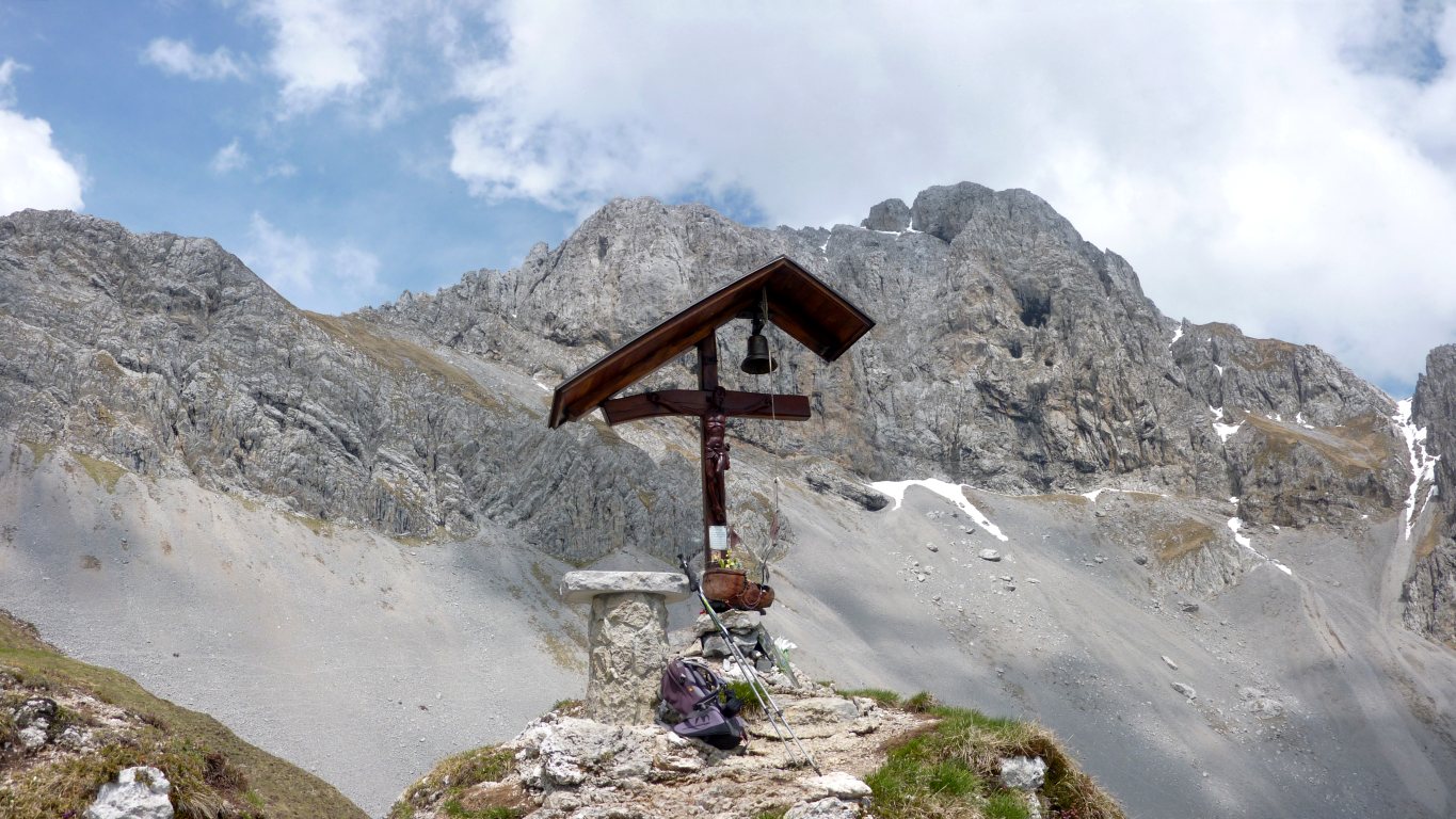Il crocifisso del 'Signore dei Ghiaioni', posto a 2000 m di quota, vicino al Passo degli Agnelli