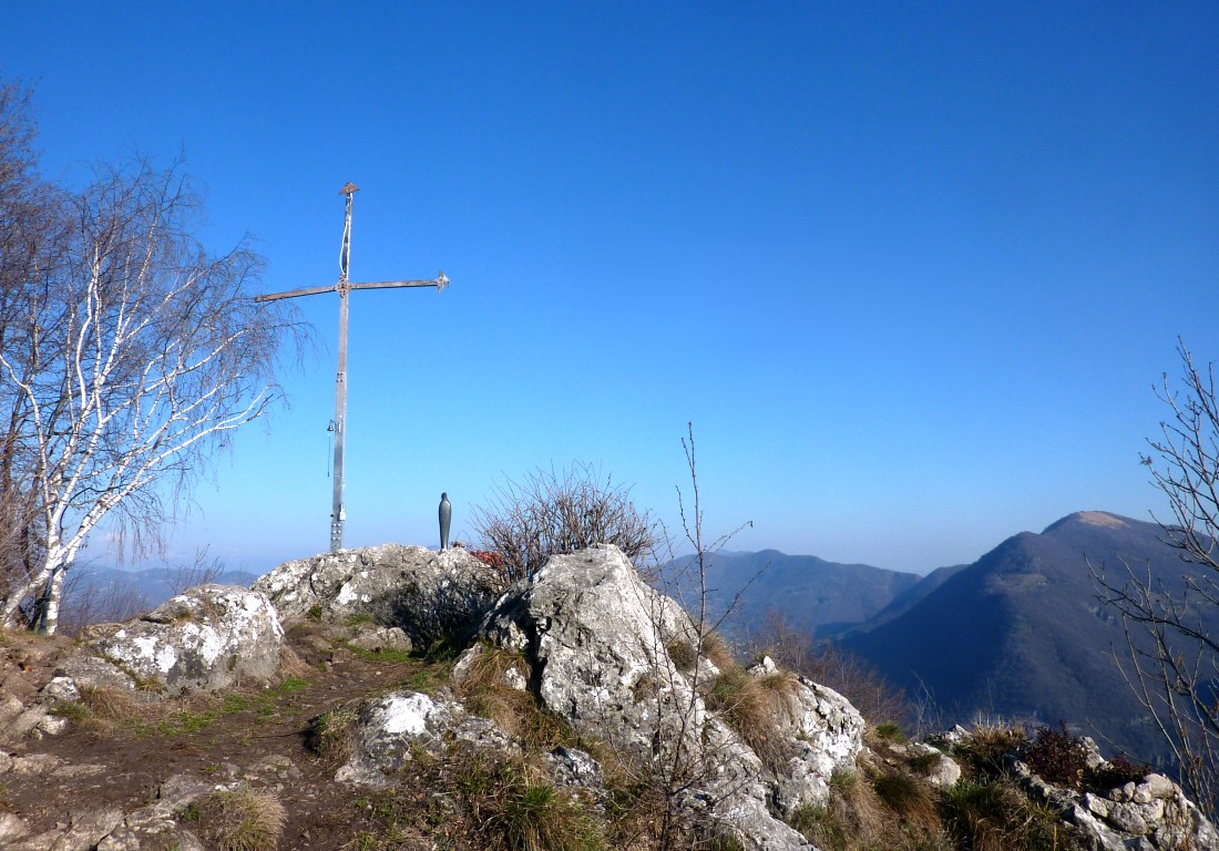 L'anticima (922 m) del M. Cereto con la grande croce metallica