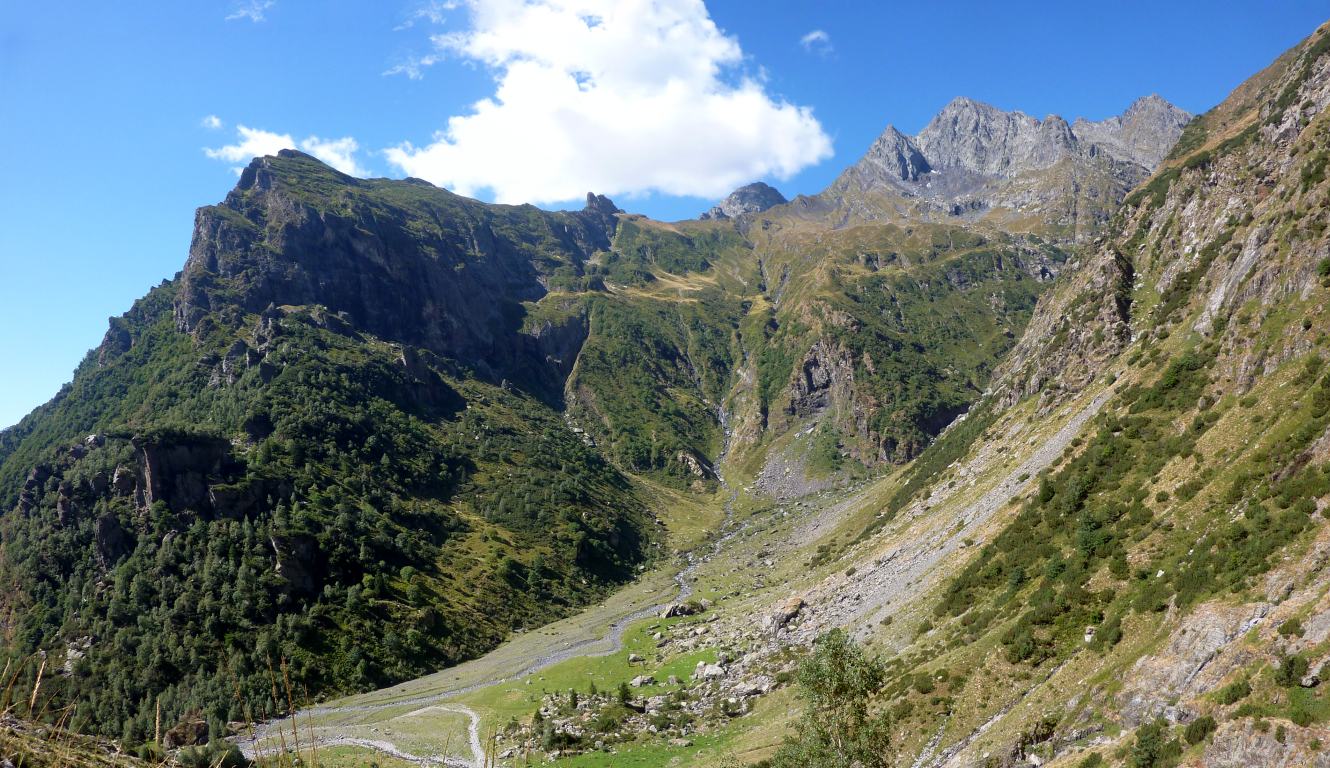 Il Pian di Campo visto dal 227 che sale al Pian dell'Aser.