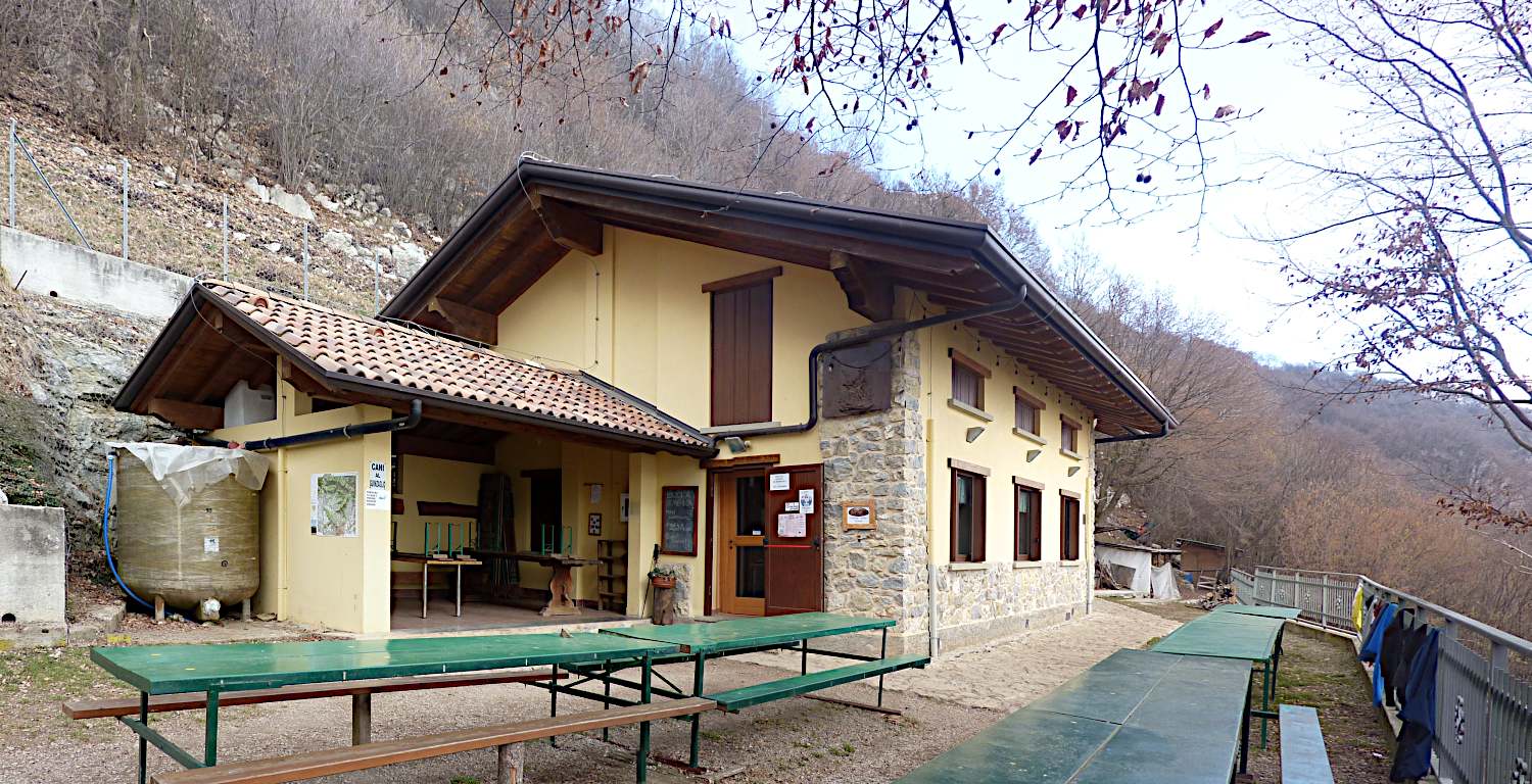 Il punto di ristoro "Rifugio Alpini Canto Alto", posto al Colle d'Anna (5' a SO del Canto Alto).