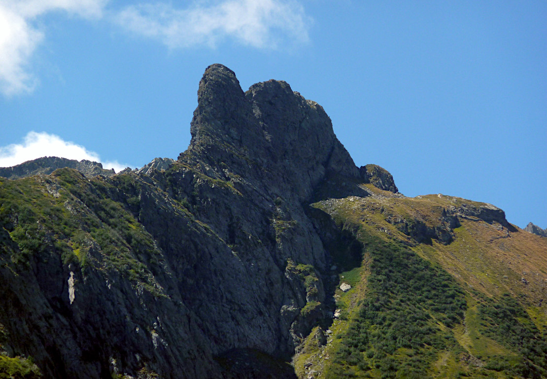 La severa sagoma del P.zo Tendina zoomato nei pressi del Pian dell'Aser.