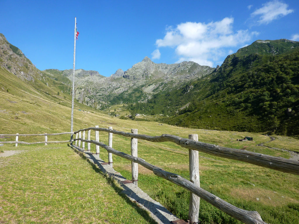 Vista dal rif. Varrone verso l'alta valle e il pronunciato P.zo Varrone là in centro.
