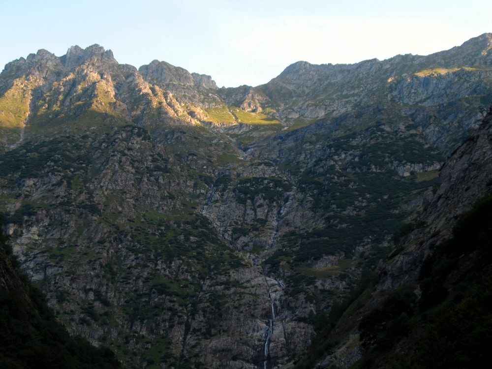 La Bocchetta della Foppa, sullo spartiacque con la Valtellina, ripresa dal sentiero 227