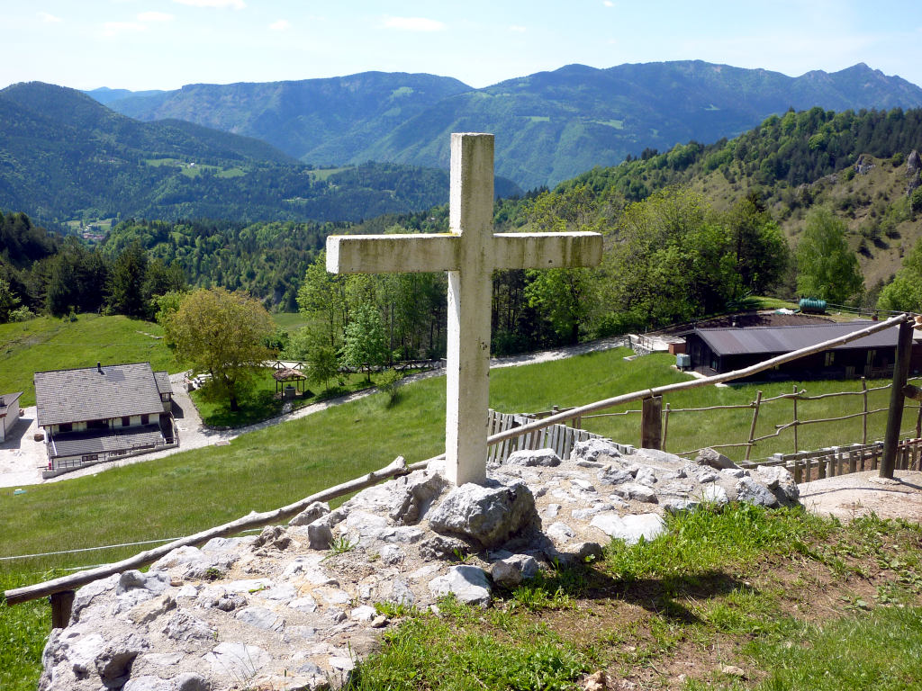 La croce abbraccia la Comunità Terapeutica che sorge in località Bigliardo.