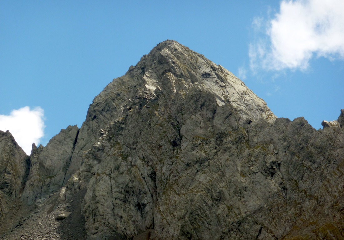 Zoom sulla P.ta S. Maria (Monte Bello). A sx: la marcata forcelletta nota come "Tacchino dei Sogni".