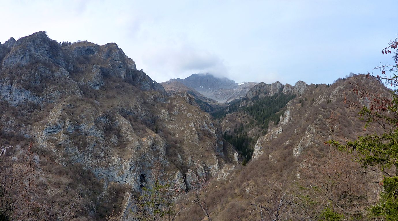 La valle dei Mulini vista dalla chiesetta di S. Péder (1145 m, non toccata da 318 o 317)