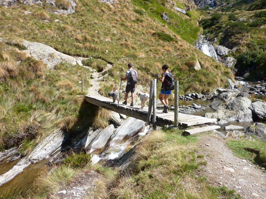 Con un piccolo ponte di legno si cambia il versante della valle dell'Aser.
