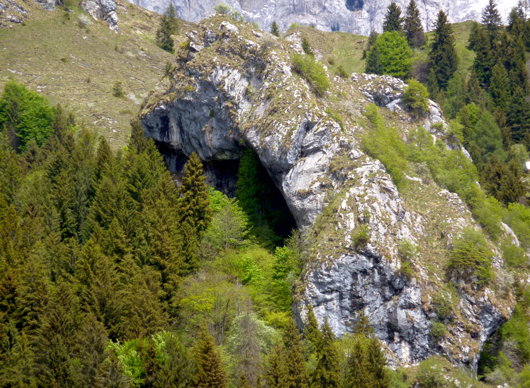 La grotta della Corna Cava ("cava": giustappunto!), zoomata dal 317A.