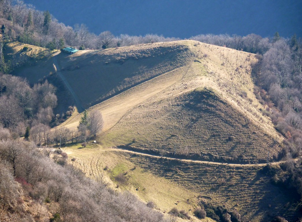 La Rolla, crocevia di sentieri, zoomata dalla cresta SO del M. Bronzone percorsa dal 719.