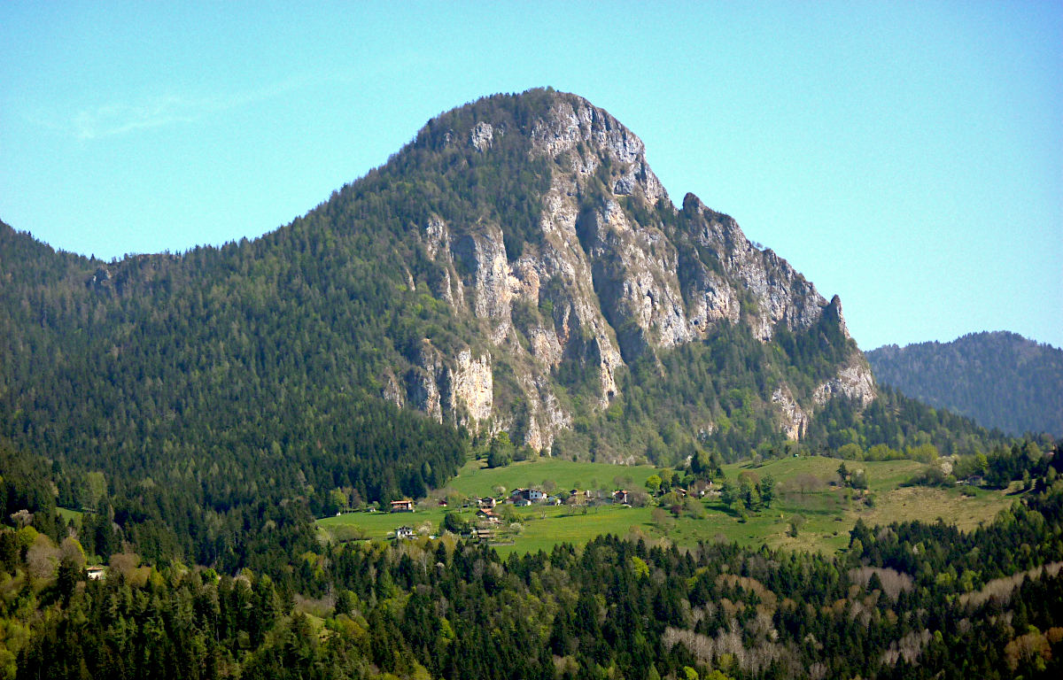 Zoom sul piccolo abitato di Prave col M. Chigozzo, posti al di là della valle.