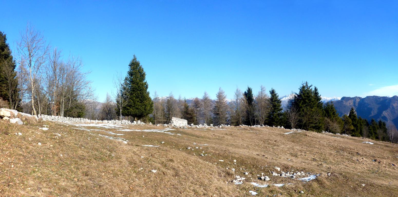 Le belle zone prative presso Cascina La Torre: qui il sentiero 570H e il 570 si incrociano.
