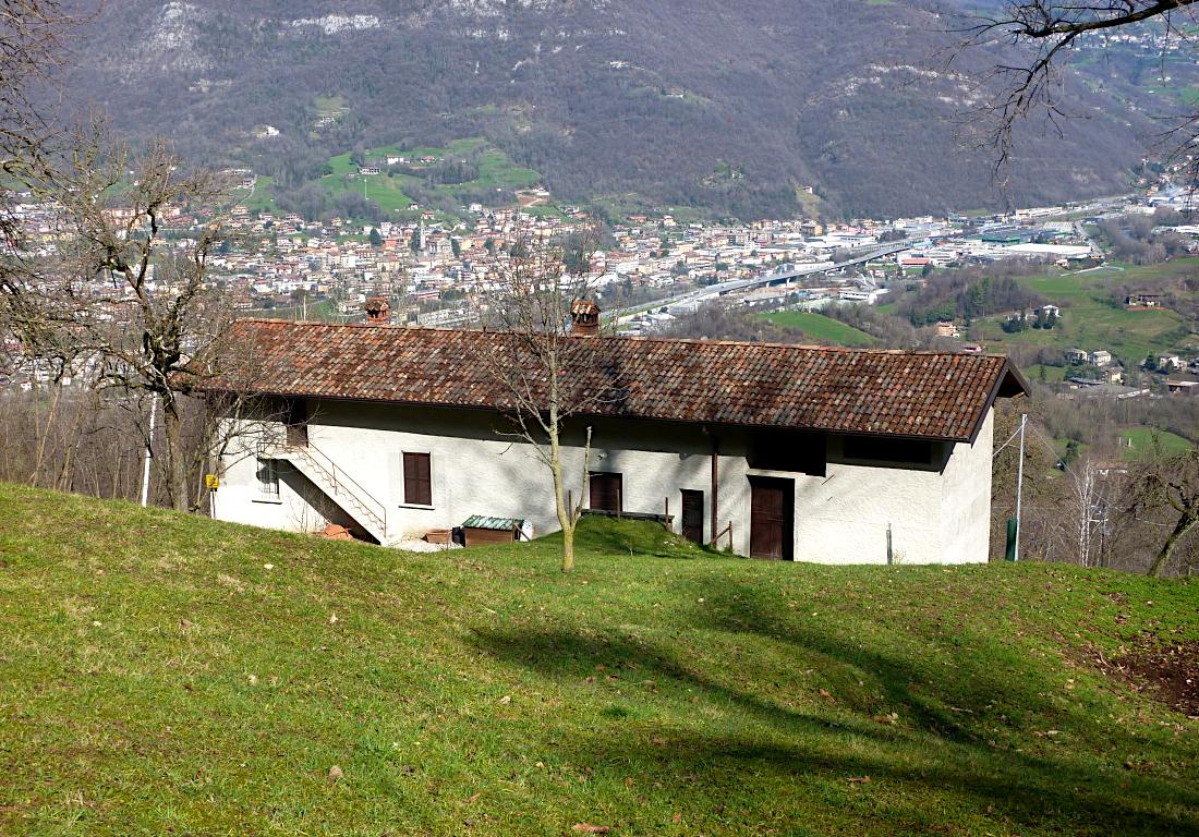 Costeggiata dal 511, la casa della Beata Pierina Morosini presso la località Cedrina.