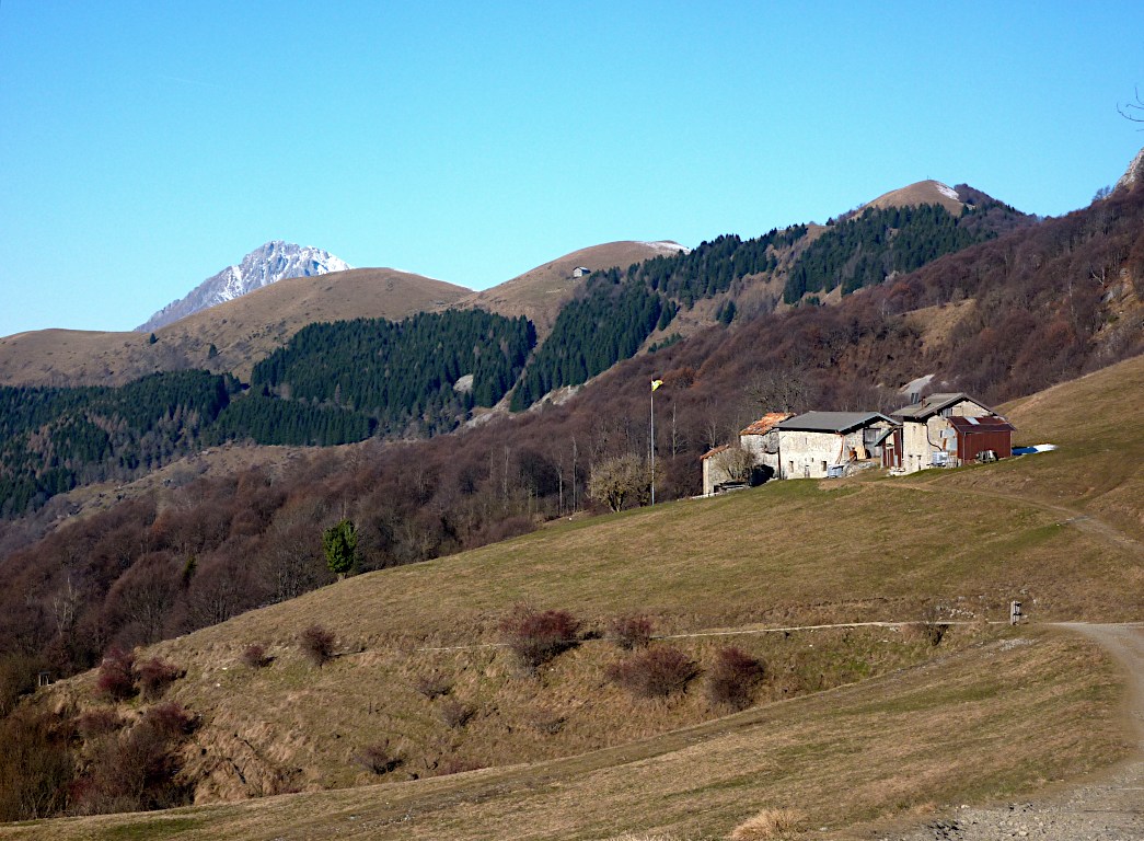 Zoomando verso la Costa del Palio. La Grignetta fa capolino sullo sfondo.