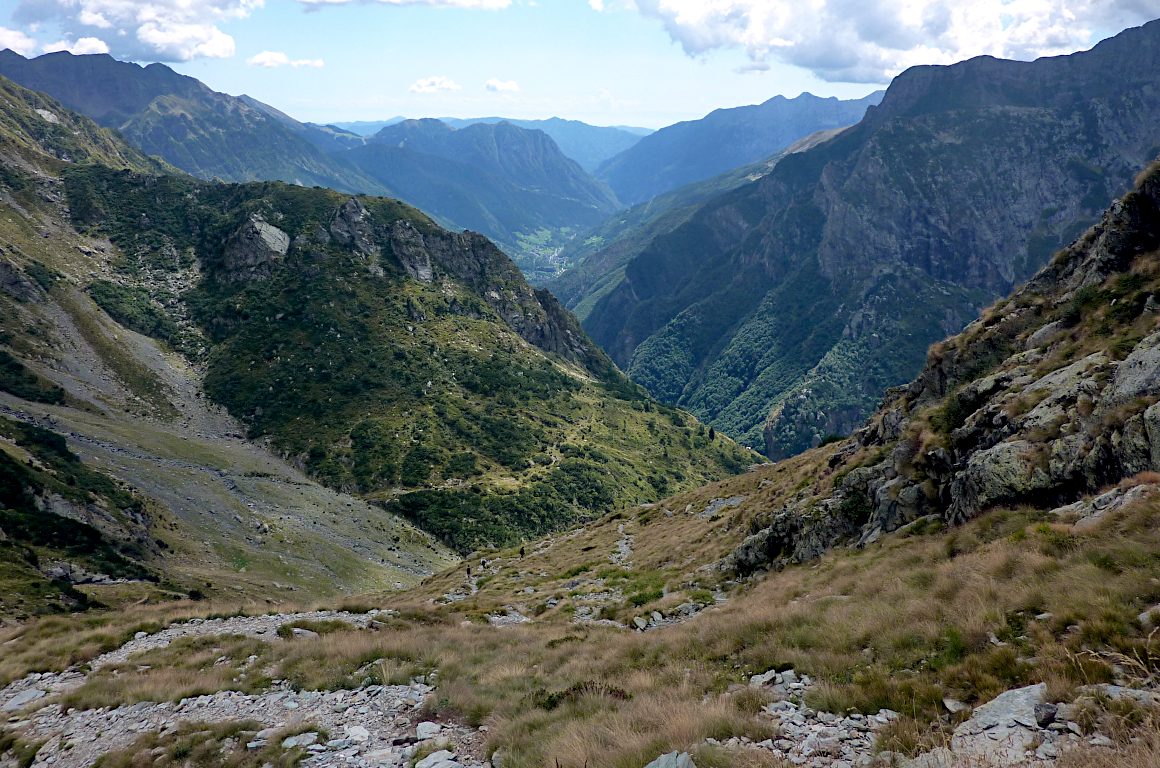 A sx il Pian dell'Aser, a dx il solco della valle del Fiume Nero. Più in alto: la val Seriana.