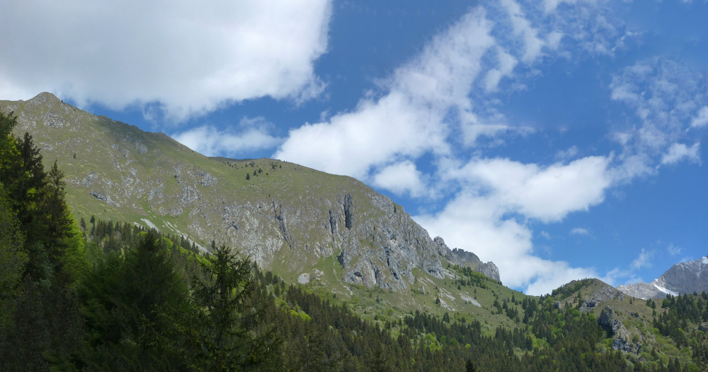 Verso la fine del sentiero: vista verso nord. In basso a dx è visibile la Corna Cava e la sua grotta