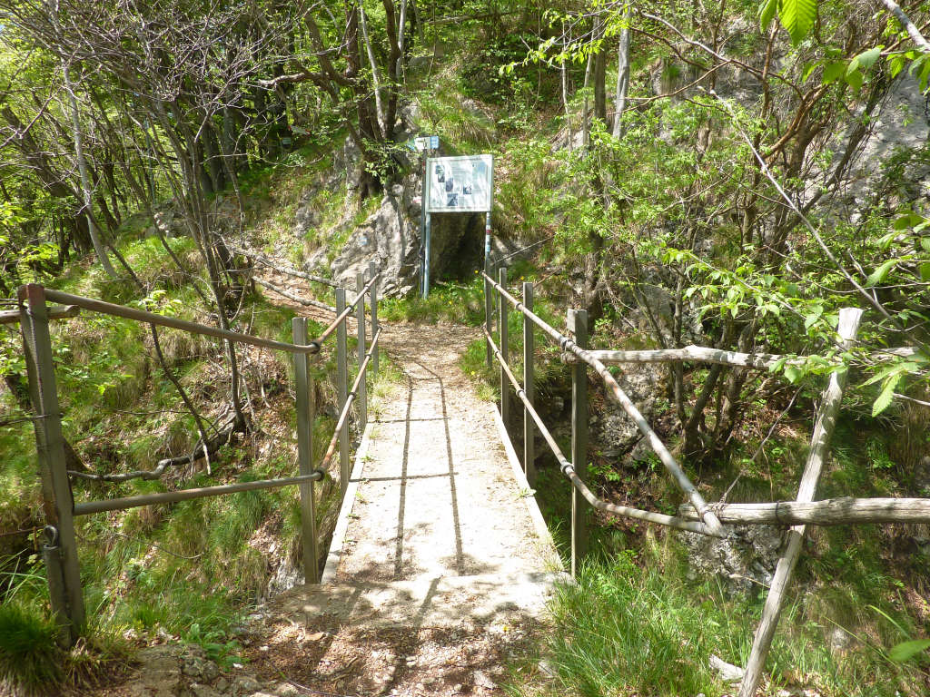 Al ponte degli Spagnoli, che traversa il p.so del Pertüs, termina l'801C.