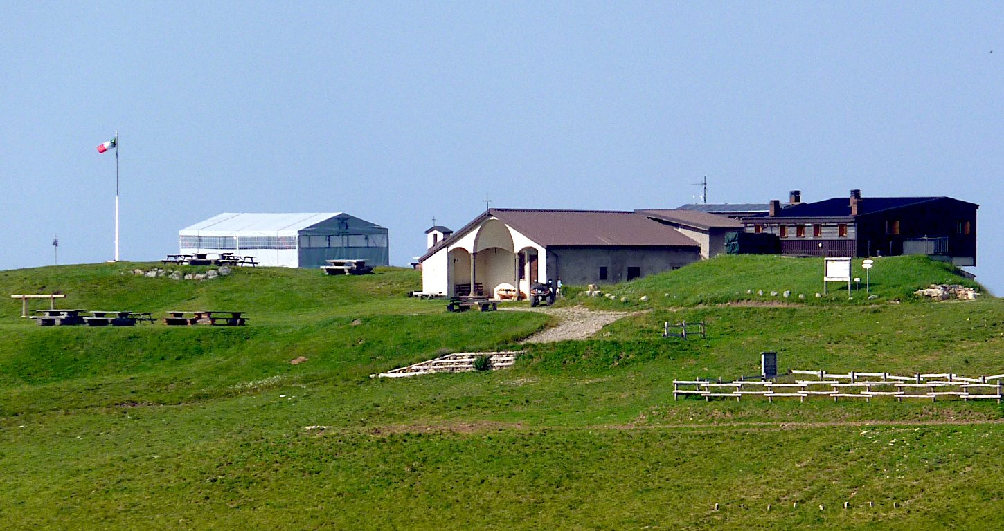 Al rifugio San Fermo nel pieno dell'estate.
