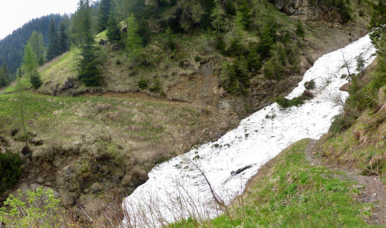 Esposti a N, i canaloni alla testata della val Giogna possono presentare neve a primavera inoltrata.