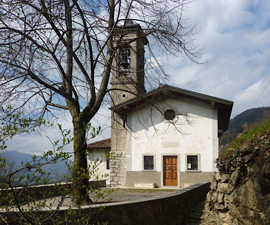 La bella chiesetta di S. Gaetano appare presto sul sentiero 592