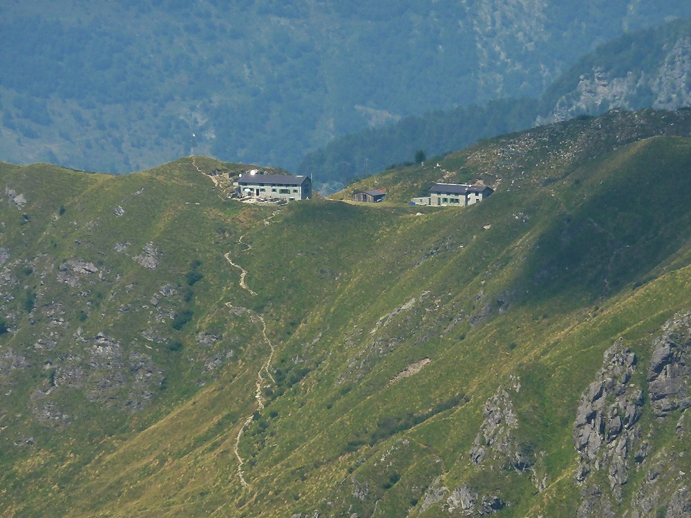 Dai pressi del Pian delle Parole: zoom sul rifugio S. Rita, alla bocch.a della Cazza (20/08/2012)