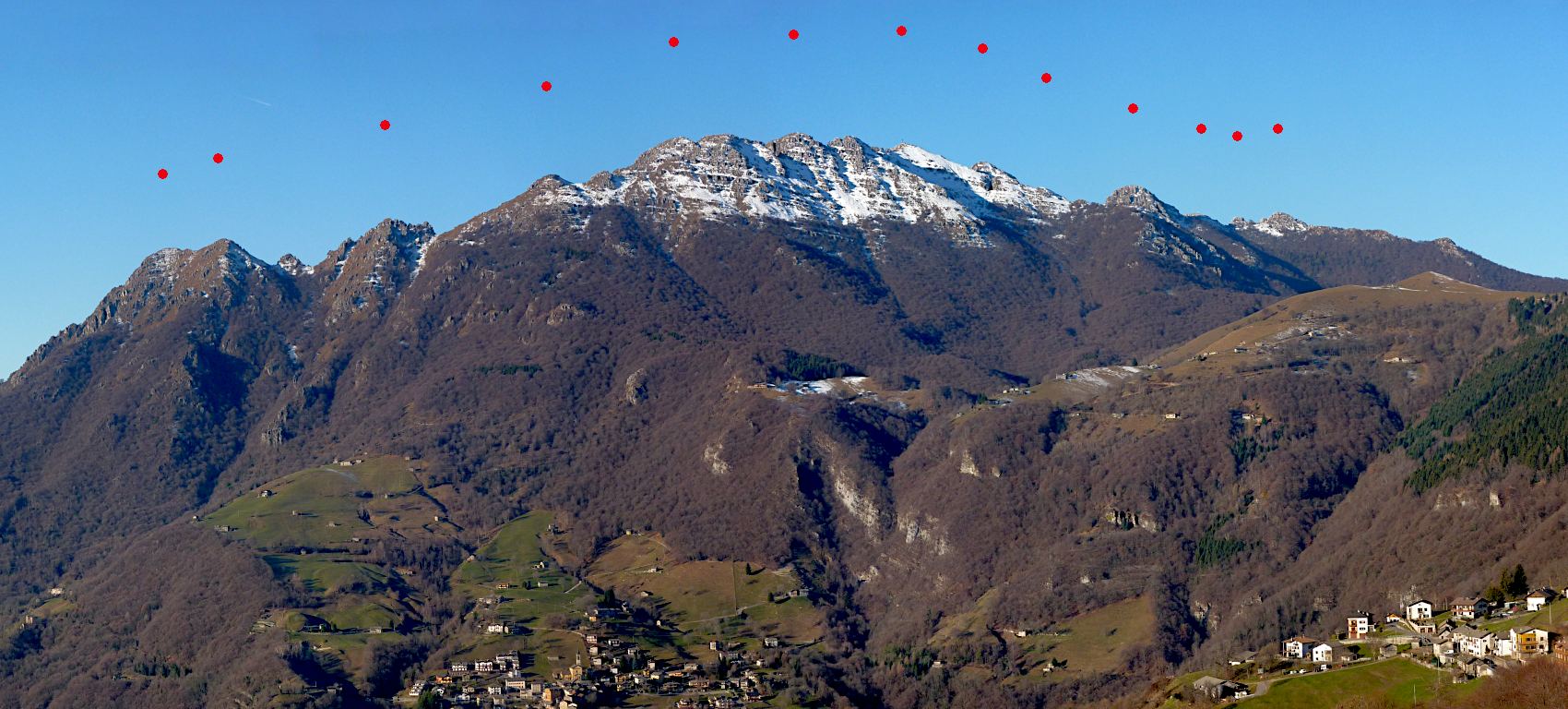 Un maestoso Resegone nell'aria tersa di una fredda giornata d'inizio anno.