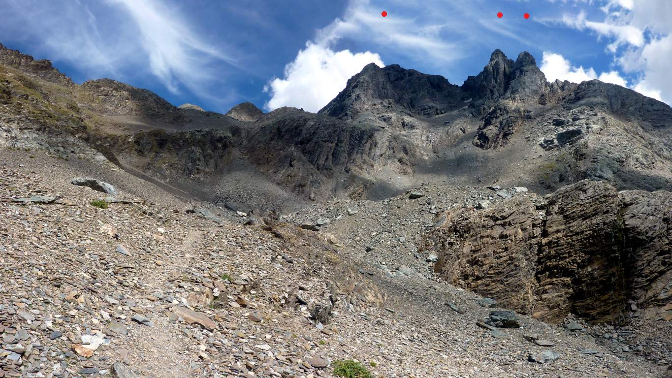 Il 252 nella conca che ospitava la Vedretta di Redorta. Bolli: Pizzo Redorta e i due Gendarmi