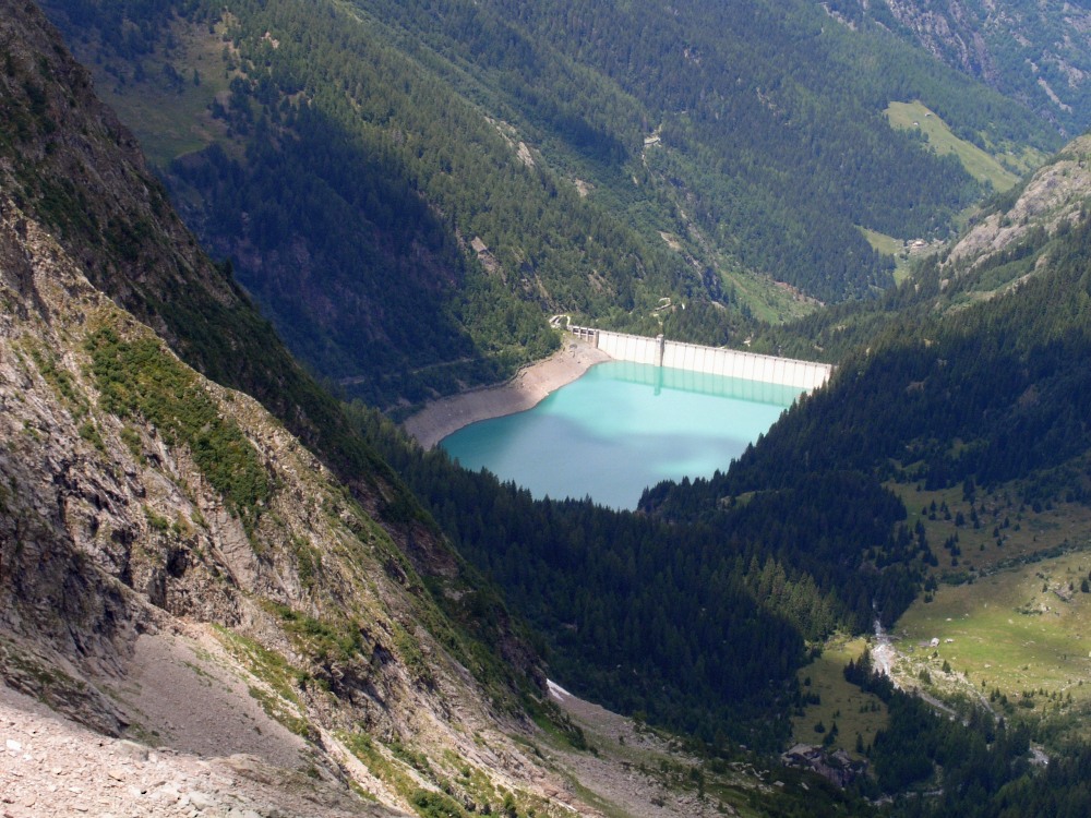 Il lago di Scais visto dai dintorni del passo della Scaletta. In basso a dx: l'alpeggio di Caronno